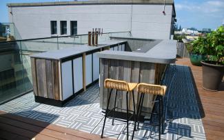 The bar is built on a raised part of the roof. © ZinCo Benelux B.V. Roof terrace with a bar
